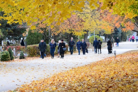 Temetőlátogatási rend - este nyolcig vannak nyitva a város temetőkertjei